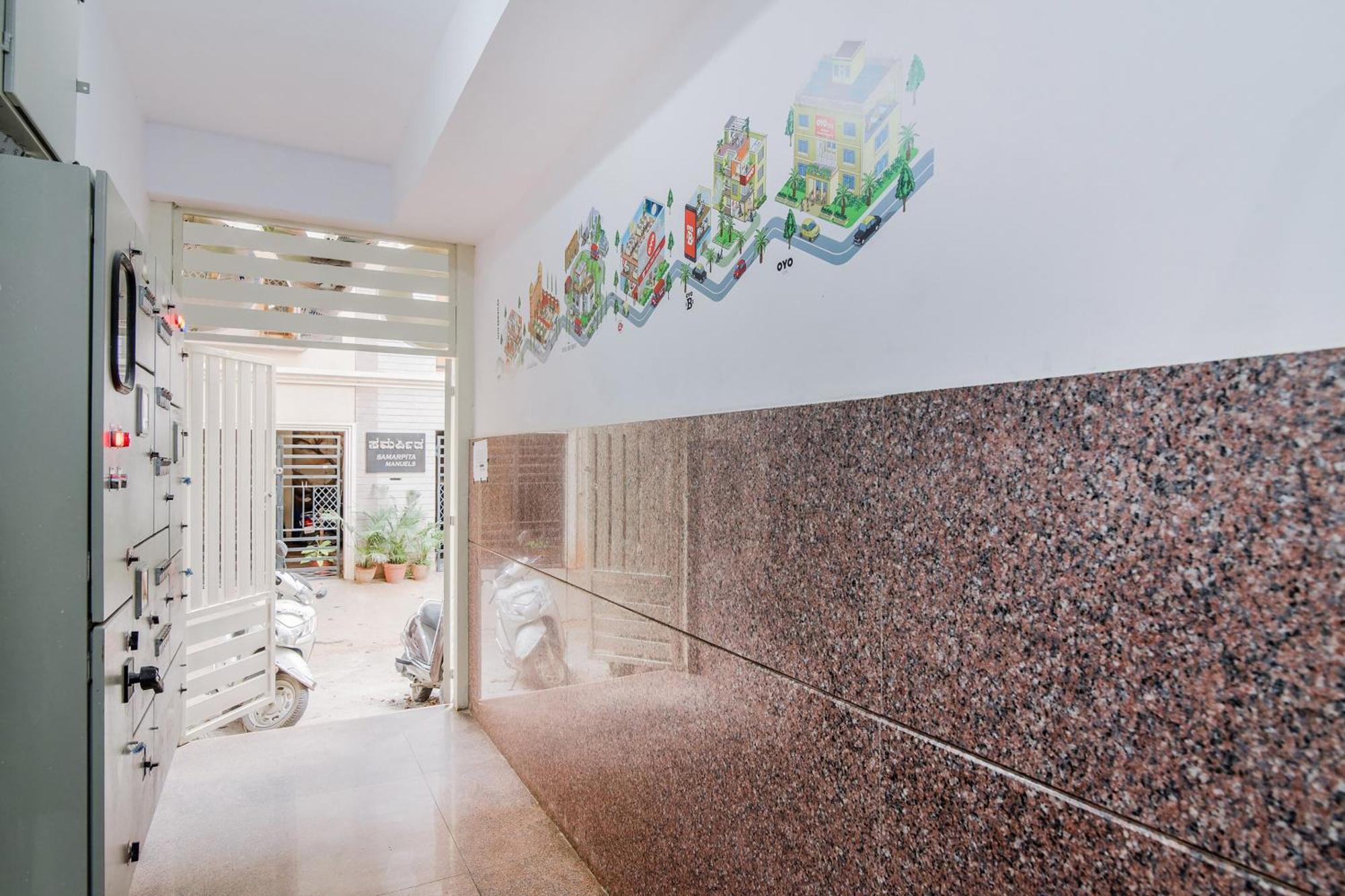 העיר בנגלור Hotel O Varcity Comforts Near Ragigudda Sri Prasanna Anjaneyaswamy Temple מראה חיצוני תמונה