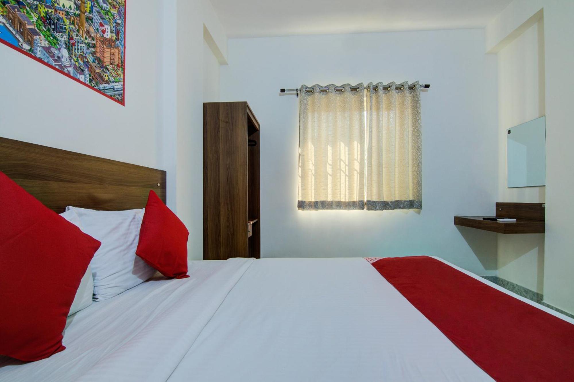 העיר בנגלור Hotel O Varcity Comforts Near Ragigudda Sri Prasanna Anjaneyaswamy Temple מראה חיצוני תמונה